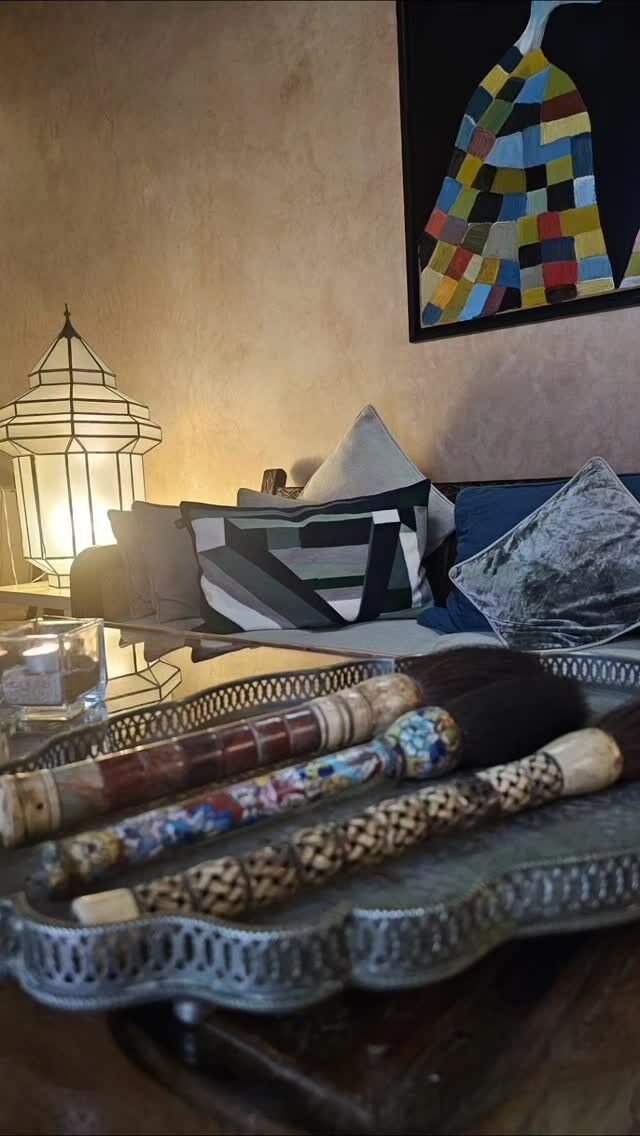 Pinceaux de calligraphie. Symbole d'art et de beauté
💙🪷

Réservez avec le code EMOTION
www.riademotion.com 

#riademotion #essaouira #maroc #calligraphy #calligraphiearabe✒ #beautiful #artgallery #rêve #emotion
