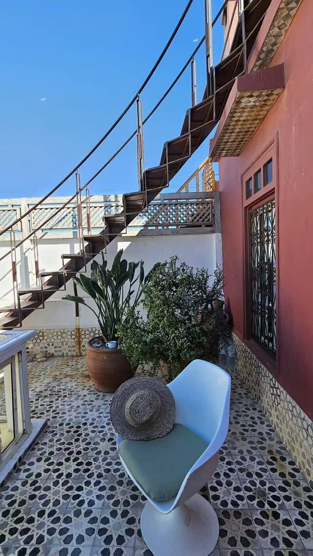 Plongez dans l'atmosphère envoûtante d'Essaouira ☀️🇦🇱
Riad Émotion votre maison loin de chez vous 💙
Réservez avec le code EMOTION 
www.riademotion.com 

#riademotion #essaouira #maroc #slowlife #ocean #boutiquehotelessaouira #sunset #kitesurfing #plancheavoile #maisondhotes #rooftop #kitesurf