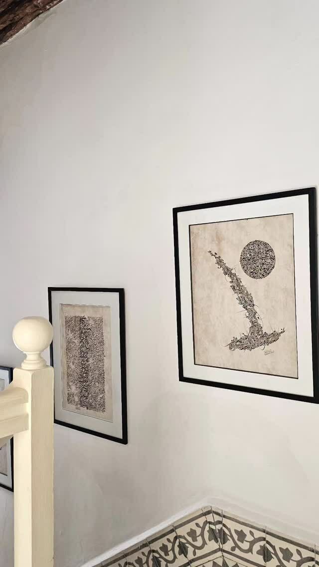 Un bel artiste calligraphe M Tifardine au riad Émotion 💙
Réservez avec le code EMOTION 
www.riademotion.com 🇲🇦

#riademotion #essaouira #maroc #vivre.essaouira
#africanbeauty  #calligraphy #artist  #boutiquehotelessaouira #travelmore #traditional