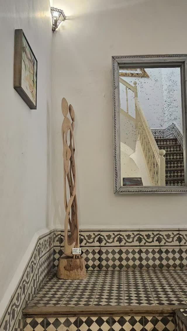 Couple enlacé ! 
Sculpture réalisée par Samba artiste sénégalais. 
Au riad émotion nous aimons mettre les Artistes en scène 💙

Réservez avec le code EMOTION 
www.riademotion.com 🇲🇦

#riademotion #essaouira #maroc #artist #beautiful #amoureux #amour #romanticplace #vivreessaouira