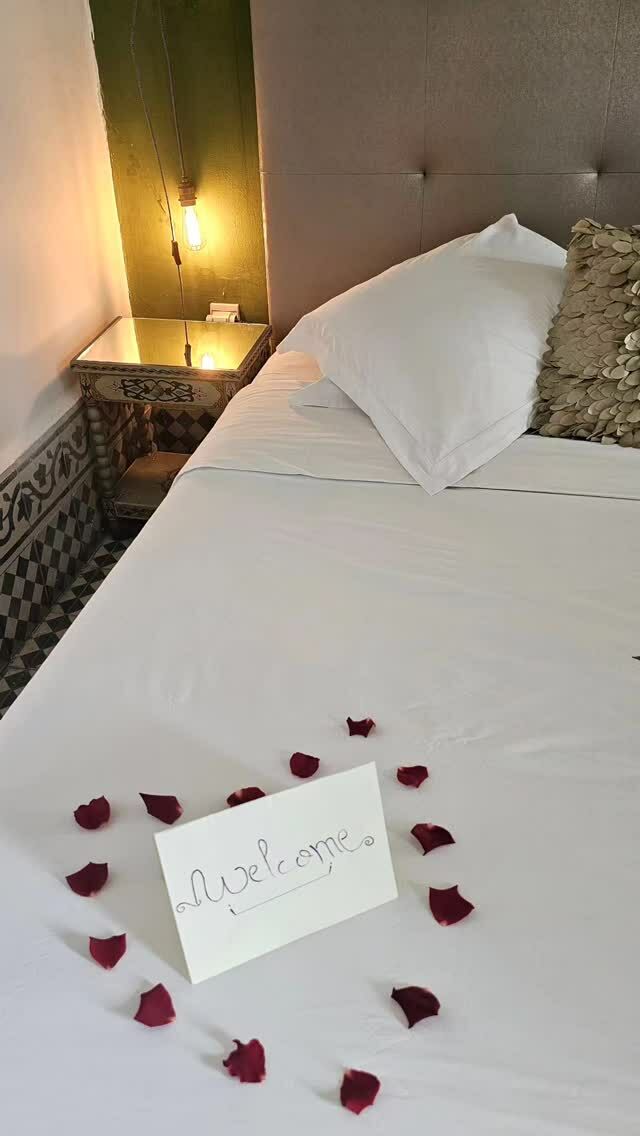 Bienvenue dans la suite Arganier 🌃🩵

Réservez avec le code EMOTION 
www.riademotion.com 🇲🇦

#riademotion #essaouira #maroc #slowlife #romanticplace #riadchic #room #ambiance #night